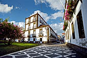 Azzorre - Isola Sao Miguel, Ponta Delgada. La caratteristica pavimentazione portoghese del centro storico. Siamo nella zona pedonale all'angolo del giardino Padre Sena Freitas.